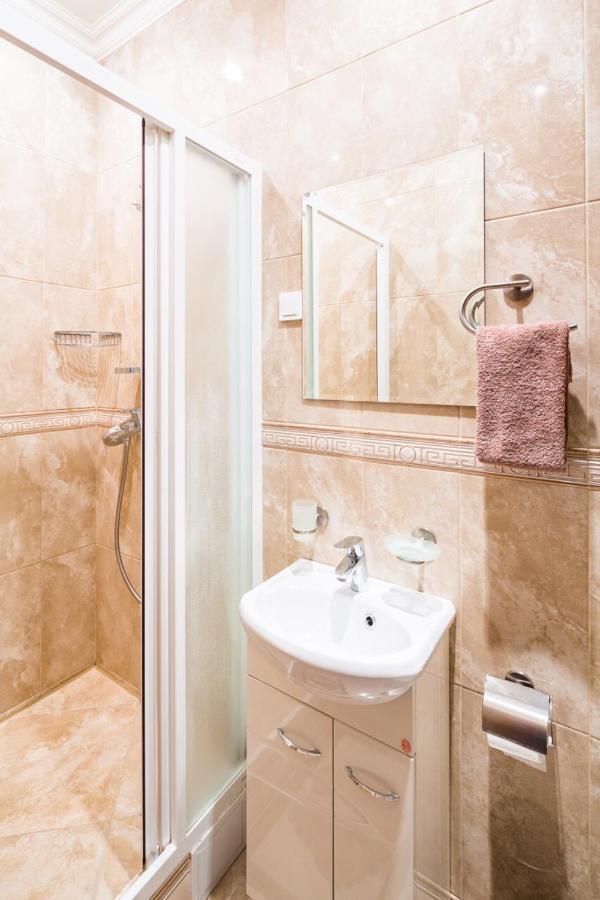 Romari Лесі Українки Apartment ลวีฟ ภายนอก รูปภาพ