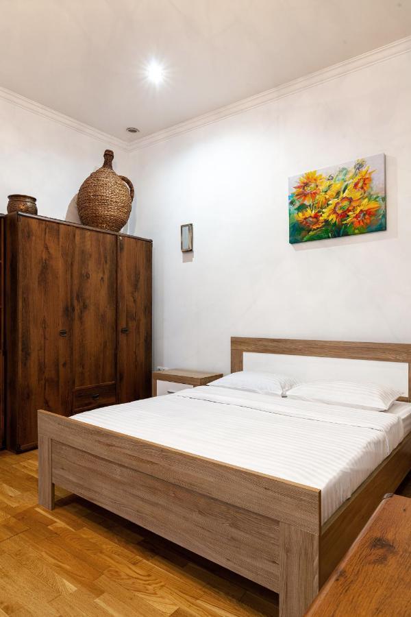 Romari Лесі Українки Apartment ลวีฟ ภายนอก รูปภาพ